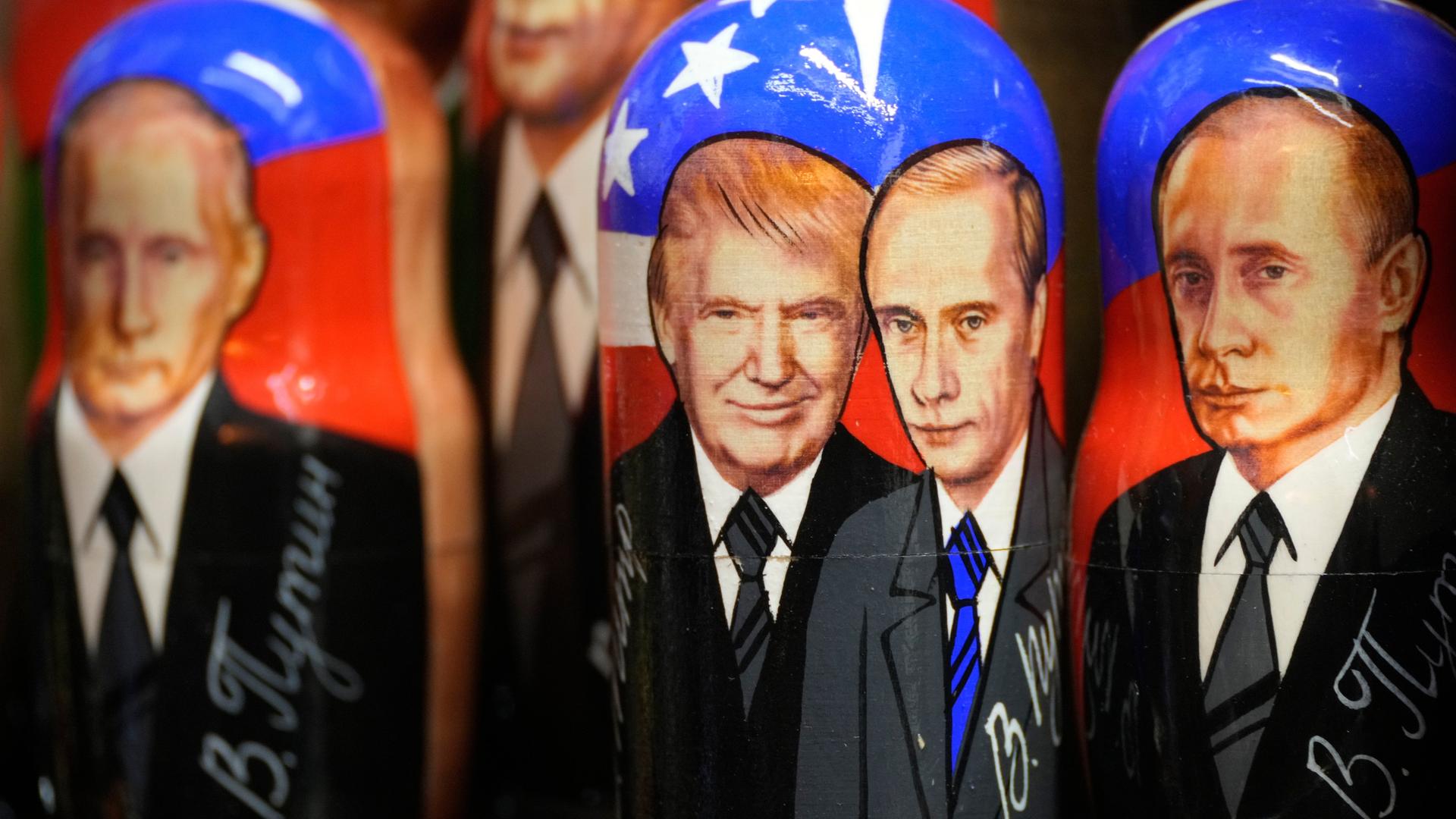 Souvenirs aus St.Petersburg: Bemalte russische Matrjoschka-Puppen zeigen Donald Trump und Vladimir Putin