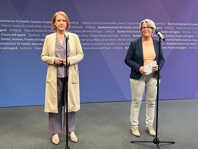 Lisa Paus (Bündnis 90/Die Grünen,l), Bundesministerin für Familie, Senioren, Frauen und Jugend, und Kerstin Claus, Unabhängige Beauftragte für Fragen des sexuellen Kindesmissbrauchs, geben ein Statement zum Gesetz zur Stärkung der Strukturen gegen sexuelle Gewalt an Kindern und Jugendlichen.