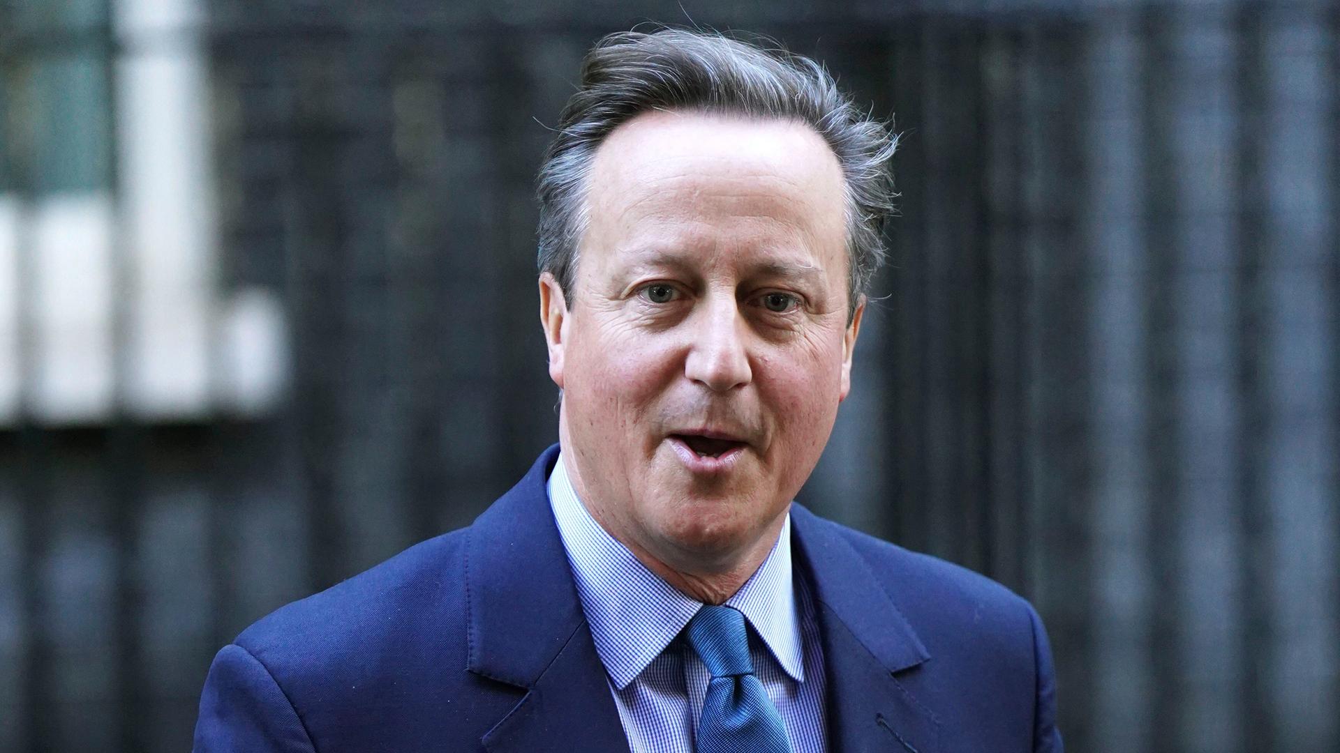 Der neue britische Außenminister Cameron in der Downing Street. Er spricht.