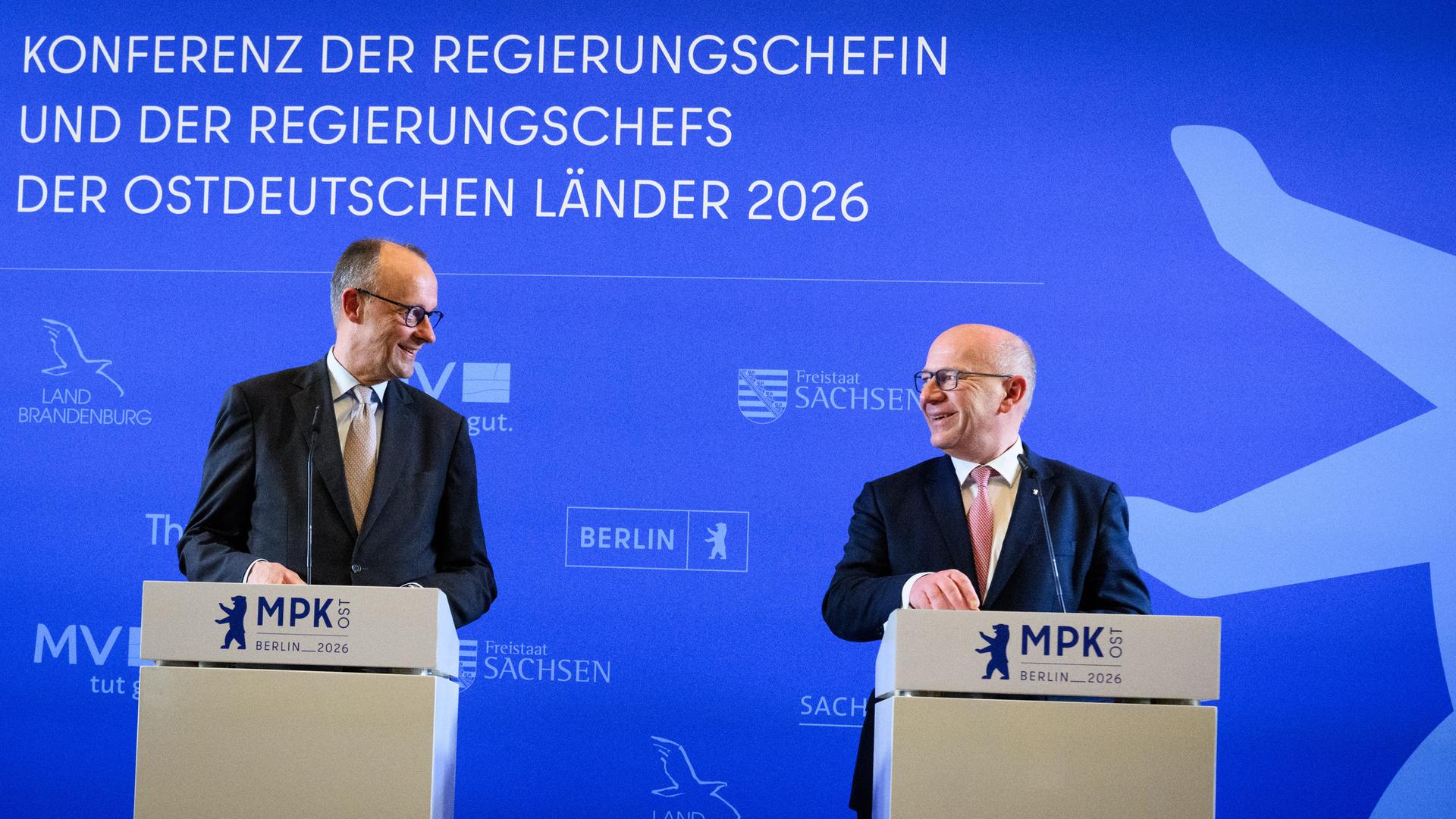 Zu sehen sind Bundeskanzler Friedrich Merz und Kai Wegner, Regierender Bürgermeister von Berlin. Beide schauen sich an und lächeln. Zu sehen sind Bundeskanzler Friedrich Merz und Kai Wegner, Regierender Bürgermeister von Berlin. Beide schauen sich an und lächeln.