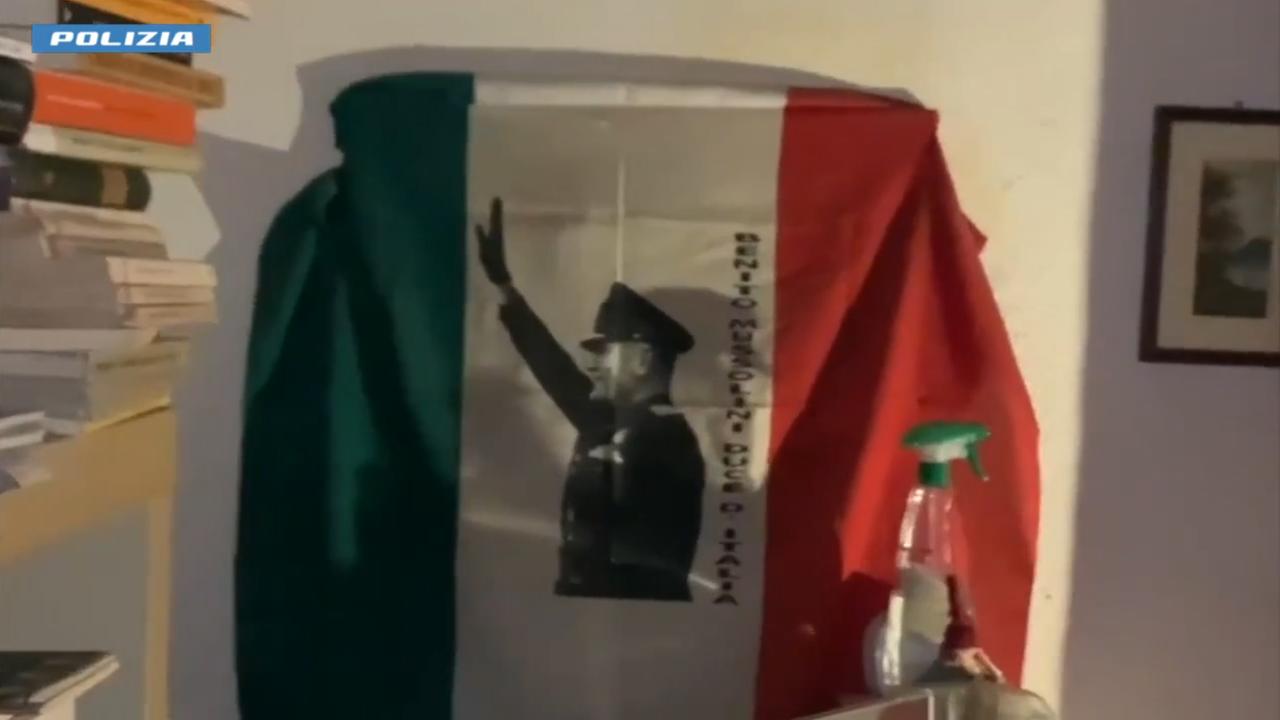 Italien, Bologna: Der Screenshot aus einem von der italienischen Polizei herausgegebenen Video zeigt Mussolini mit römischen Gruß. 