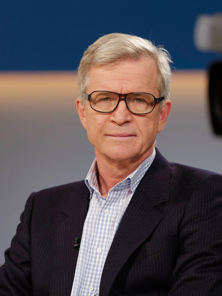 Ulrich Ladurner bei einer Talk-Runde im Jahr 2020, er trägt ein hellblau kariertes Hemd und ein schwarzes Sakko Ulrich Ladurner bei einer Talk-Runde im Jahr 2020, er trägt ein hellblau kariertes Hemd und ein schwarzes Sakko