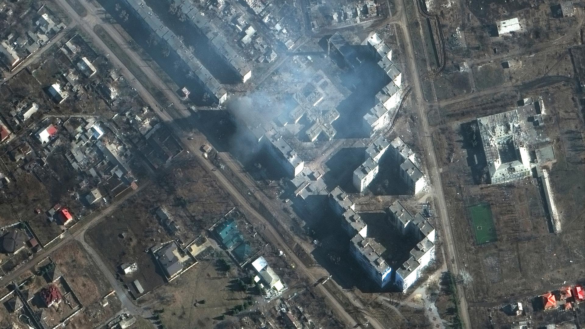 Das Satellitenbild zeigt ein brennendes Gebäude in Bachmut.