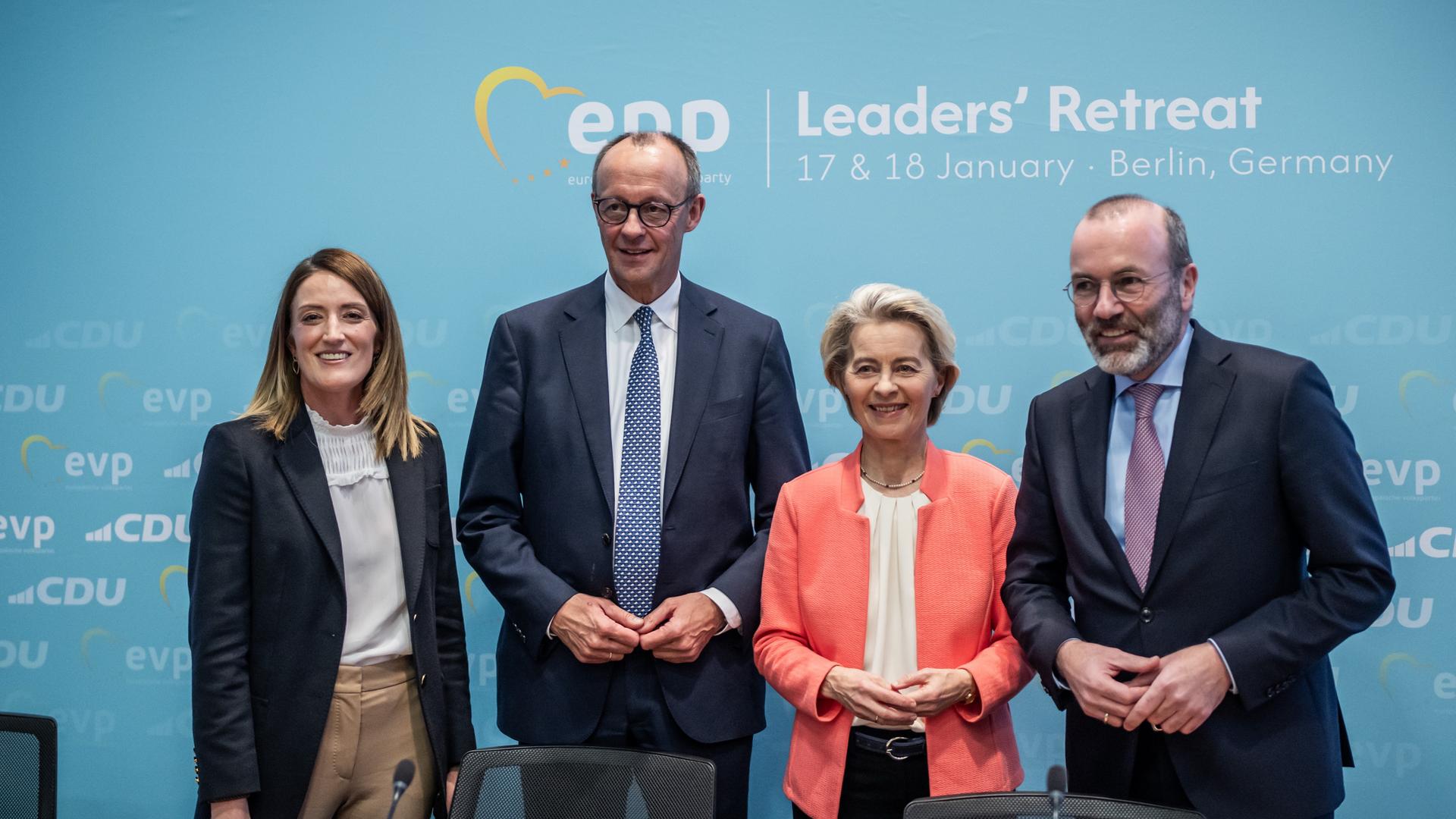 Gruppenfoto von der Tagung. Darauf sind unter anderem Roberta Metsola, die Präsidentin des EU-Parlaments sowie CDU-Chef Friedrich Merz zu sehen.