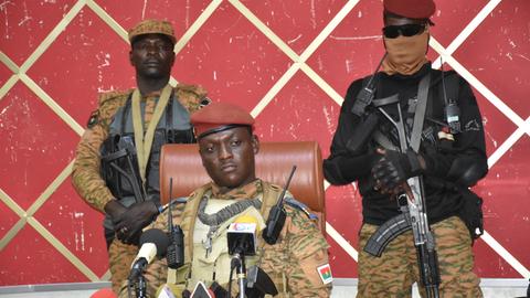 Der neue Herrscher nach dem Staatsstreich in Burkina Faso, Ibrahim Traoré, aufgenommen am 02.10.2022 bei einer Pressekonferenz in Ouagadougou