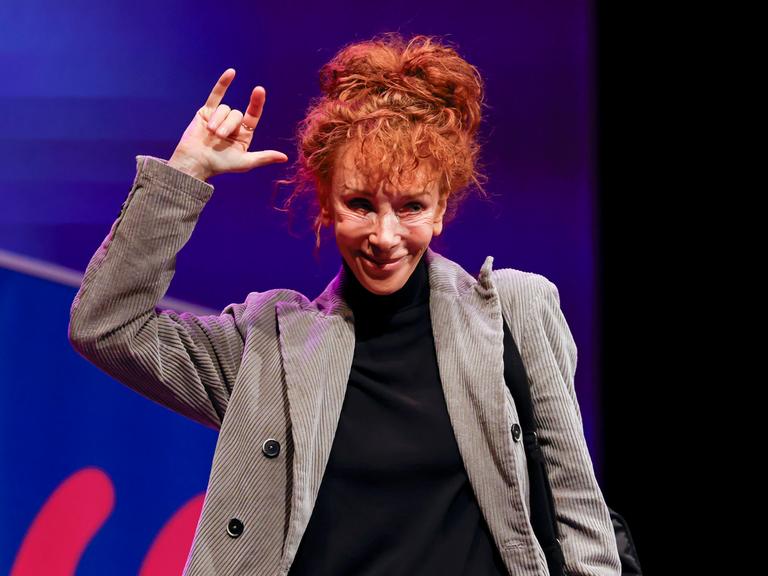 Autorin und Politikerin Sibylle Berg auf der Lit.Cologne Spezial Veranstaltung zur Vorstellung ihres neuen Buchs PNR: La Bella Vita im WDR-Funkhaus.  Autorin und Politikerin Sibylle Berg auf der Lit.Cologne Spezial Veranstaltung zur Vorstellung ihres neuen Buchs PNR: La Bella Vita im WDR-Funkhaus.