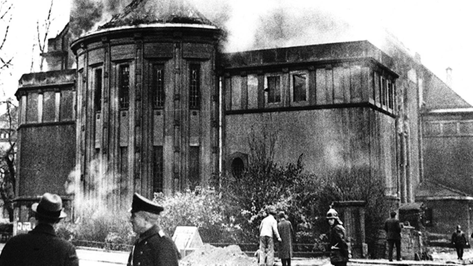 Eine brennende Synagoge in der Reichs-Pogrom-Nacht 1938