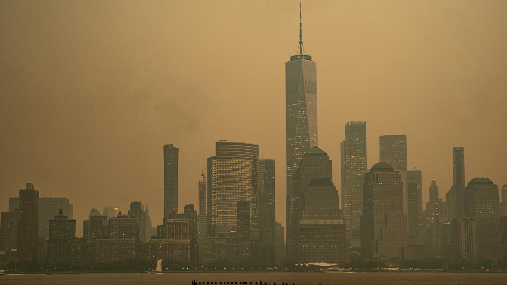 Die Skyline von Manhattan ist teilweise vom Rauch der kanadischen Waldbrände verdeckt.