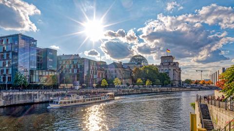 Spreeufer in Herbst mit dem Berliner Reichstag im Hintergrund, die Sonne scheint. Spreeufer in Herbst mit dem Berliner Reichstag im Hintergrund, die Sonne scheint.