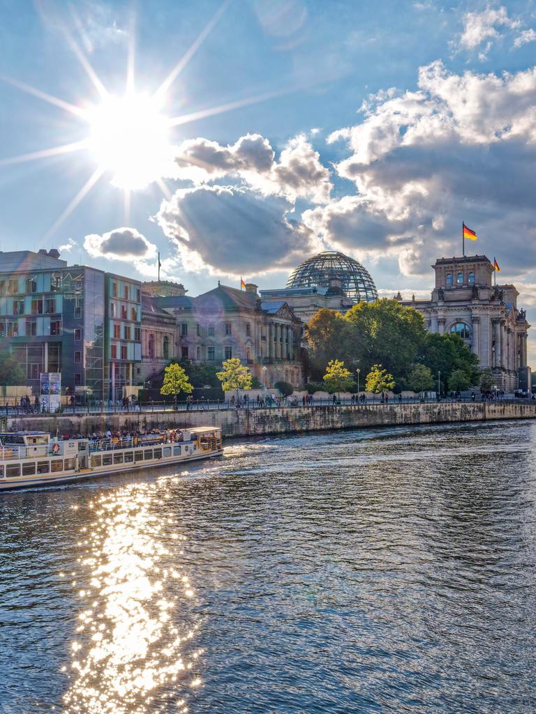 Spreeufer in Herbst mit dem Berliner Reichstag im Hintergrund, die Sonne scheint. Spreeufer in Herbst mit dem Berliner Reichstag im Hintergrund, die Sonne scheint.