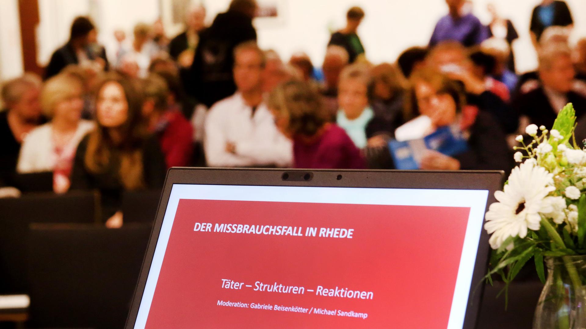 Zahlreiche Menschen nehmen an der Informationsveranstaltung "Der Missbrauchsfall in Rhede" im Pfarrheim der Pfarrei "Zur Heiligen Familie" des Bistums Münster teil.