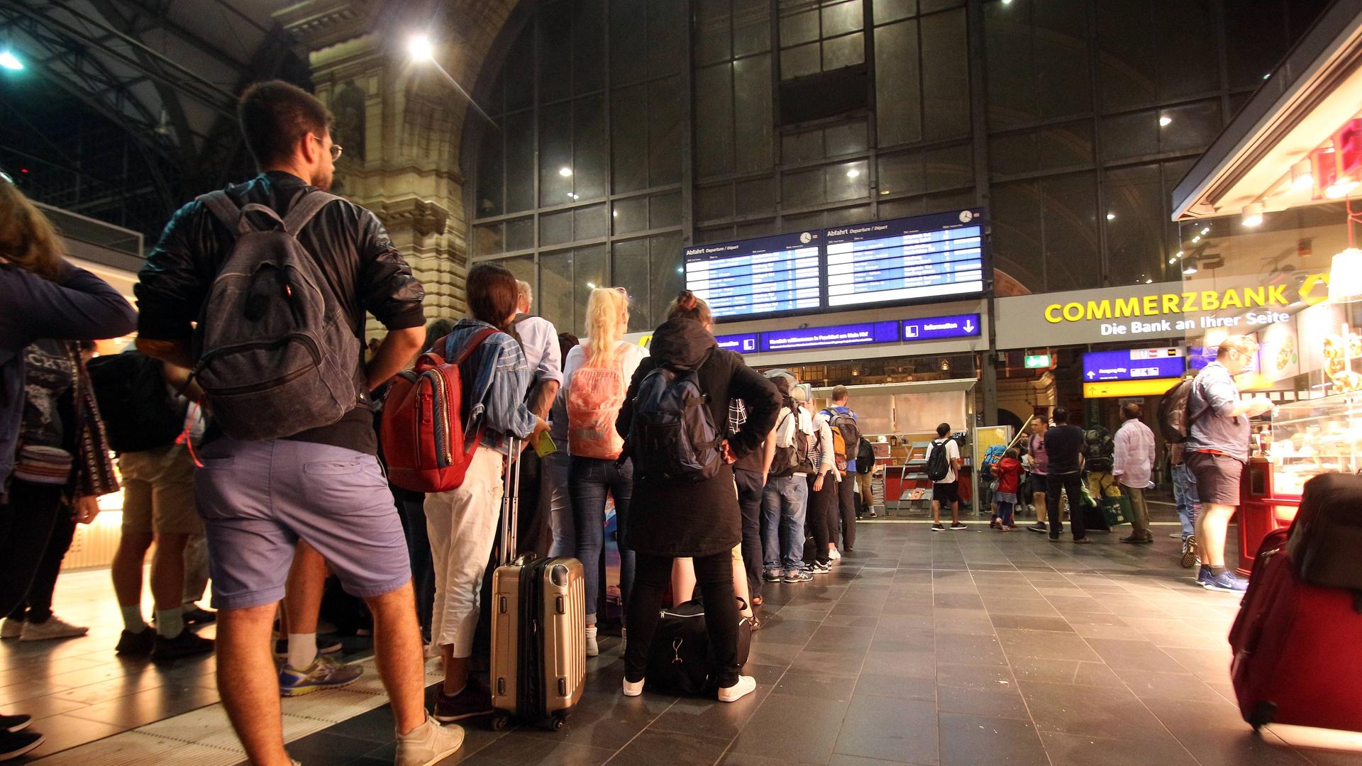 Warteschlangen an den Ticketschaltern im Frankfurter Bahnhof.