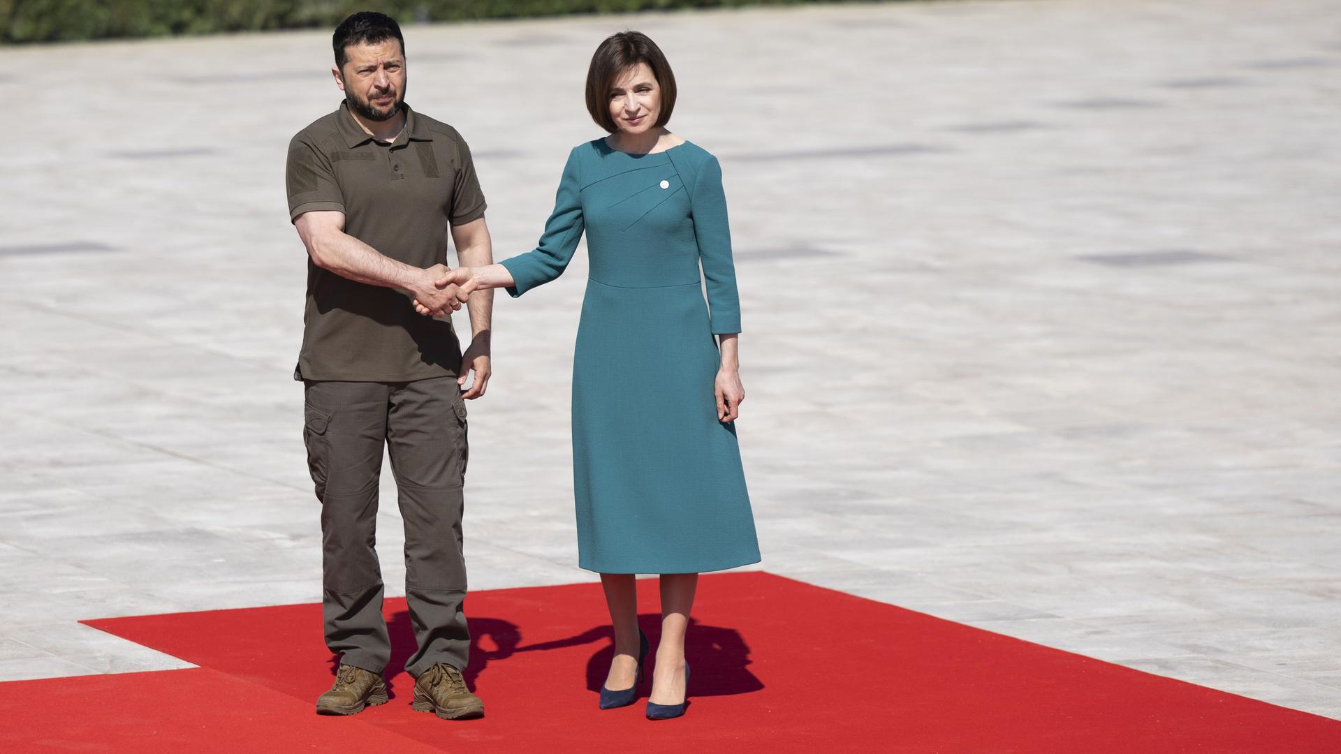 Bulboaca: Maia Sandu (r) Präsidentin von Moldau, empfängt Wolodymyr Selenskyj, Präsident der Ukraine, zum Gipfel der Europäischen Politischen Gemeinschaft im Mimi-Schloss in Bulboaca.