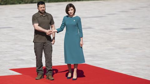 Bulboaca: Maia Sandu (r) Präsidentin von Moldau, empfängt Wolodymyr Selenskyj, Präsident der Ukraine, zum Gipfel der Europäischen Politischen Gemeinschaft im Mimi-Schloss in Bulboaca.