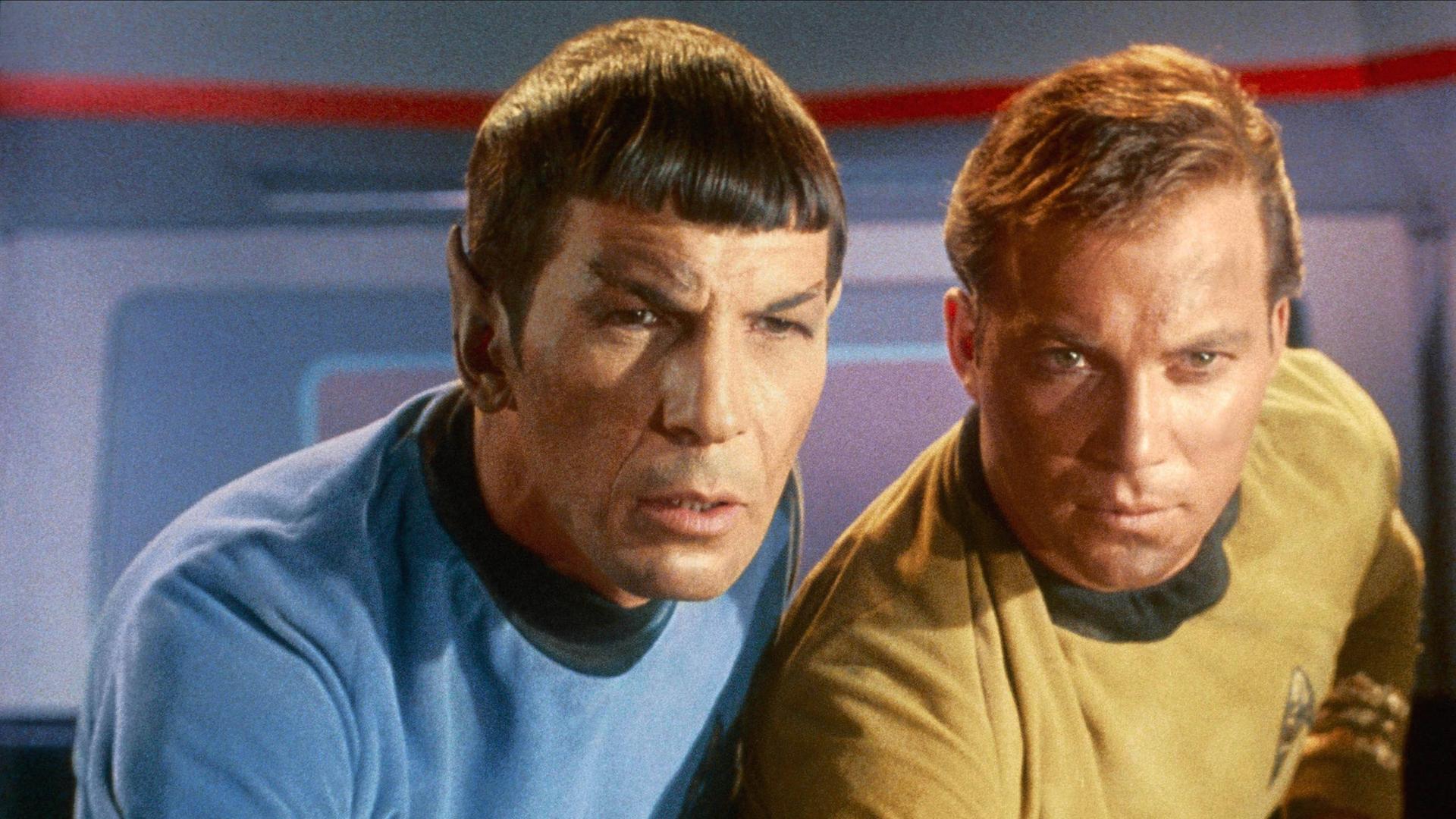 Mr. Spock und Captain James T. Kirk schauen gespannt nach vorn.