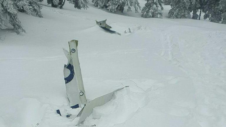 im schneebedeckten Wald liegen zwei Wrackteile des Flugzeugs in einer Lichtung im schneebedeckten Wald liegen zwei Wrackteile des Flugzeugs in einer Lichtung