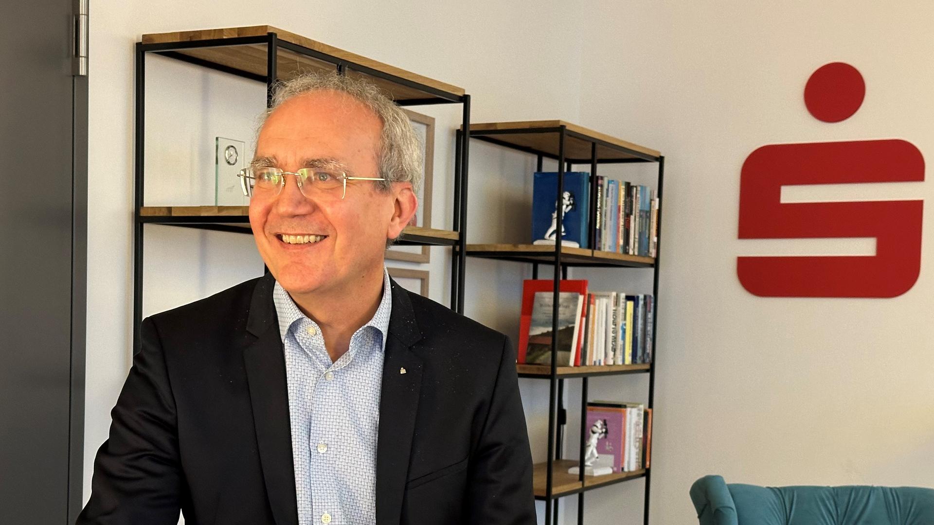 Joachim Schmalzl, Vorstandsmitglied beim Deutschen Sparkassen- und Giroverband (DSGV) lacht.