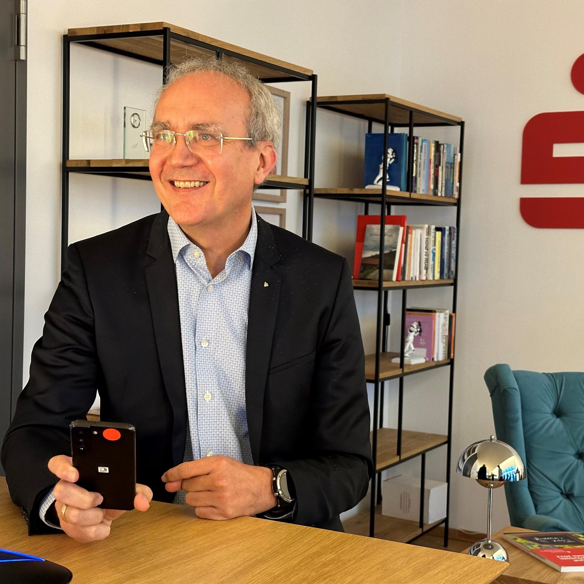 Joachim Schmalzl, Vorstandsmitglied beim Deutschen Sparkassen- und Giroverband (DSGV) lacht.