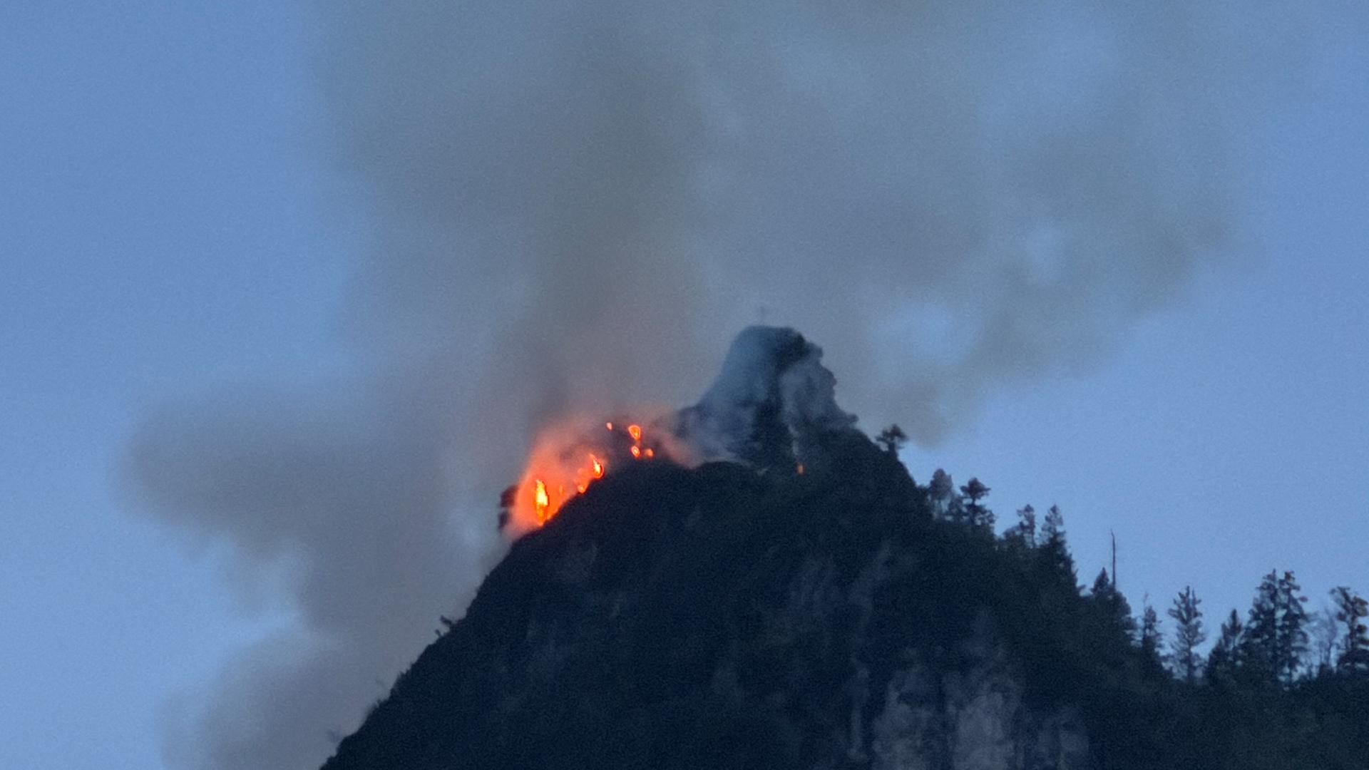 Bayern, Ruhpolding: Ein Feuer ist unterhalb des Gipfels des Saurüsselkopfes zu sehen. 