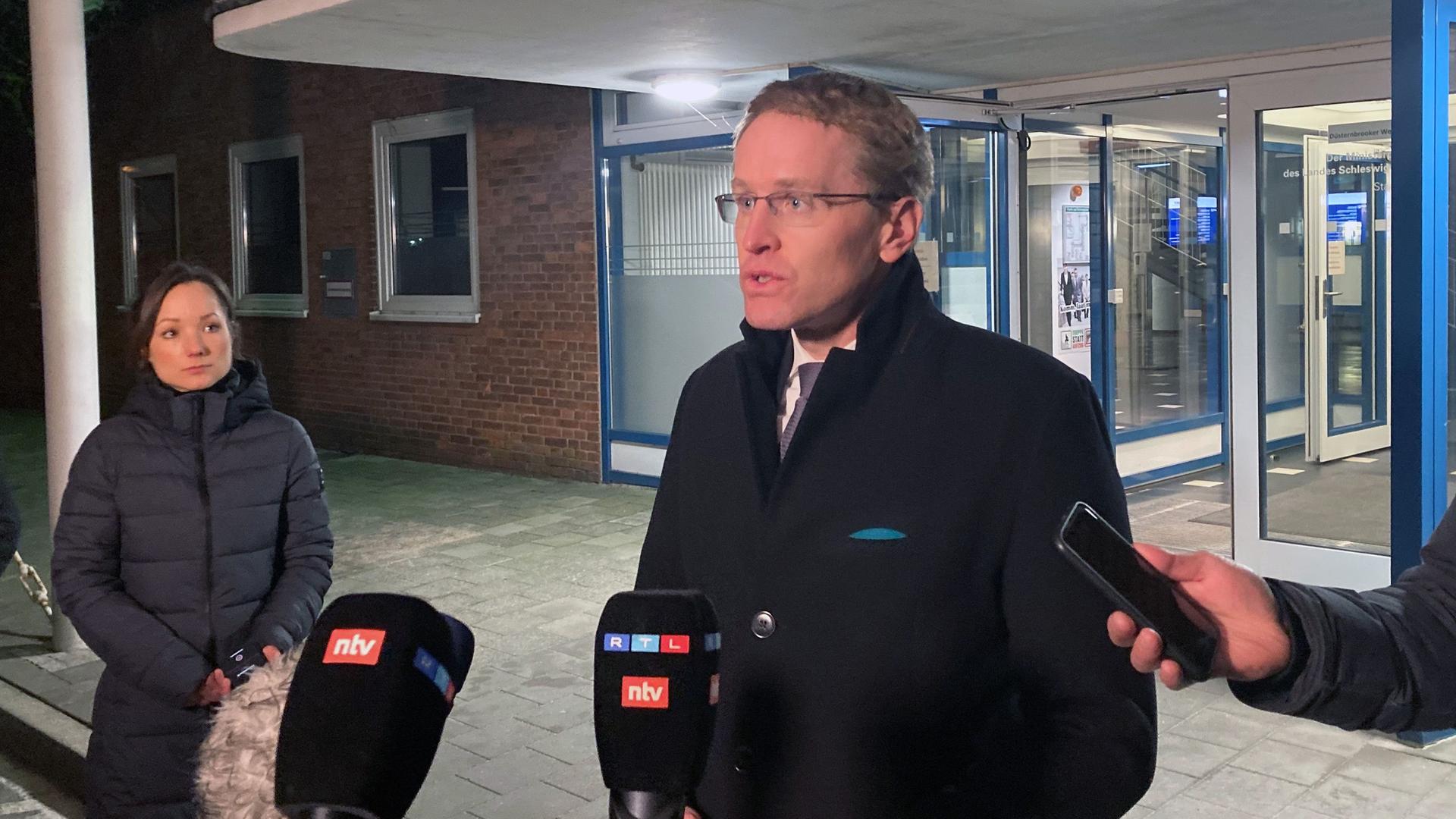 Schleswig-Holstein, Kiel: Daniel Günther (CDU), Ministerpräsident von Schleswig-Holstein, spricht vor der Staatskanzlei Schleswig-Holstein, Kiel: Daniel Günther (CDU), Ministerpräsident von Schleswig-Holstein, spricht vor der Staatskanzlei