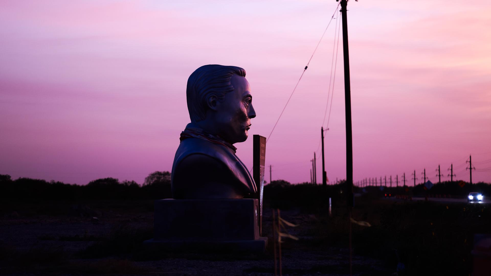 Eine Statue des Kopfes von Elon Musk auf dem Boca Chica Boulevard neben dem SpaceX-Standort in Südtexas, USA 