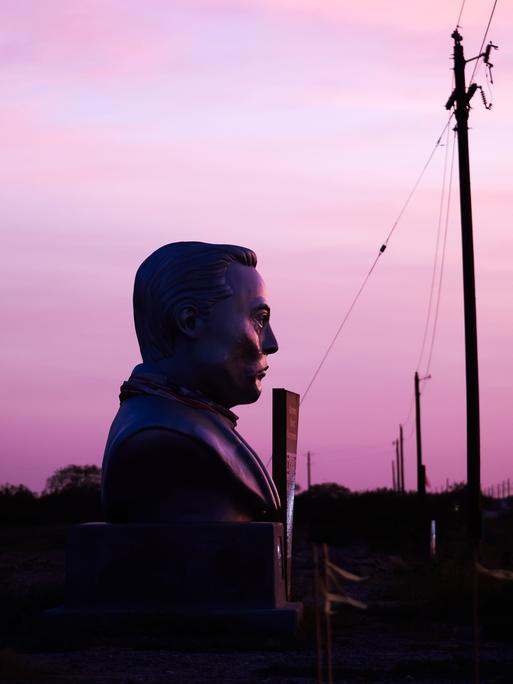 Eine Statue des Kopfes von Elon Musk auf dem Boca Chica Boulevard neben dem SpaceX-Standort in Südtexas, USA Eine Statue des Kopfes von Elon Musk auf dem Boca Chica Boulevard neben dem SpaceX-Standort in Südtexas, USA