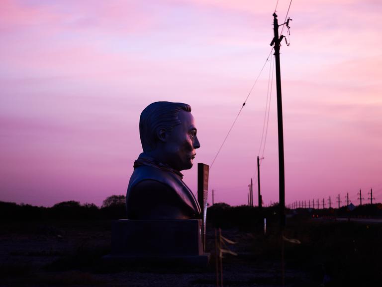 Eine Statue des Kopfes von Elon Musk auf dem Boca Chica Boulevard neben dem SpaceX-Standort in Südtexas, USA Eine Statue des Kopfes von Elon Musk auf dem Boca Chica Boulevard neben dem SpaceX-Standort in Südtexas, USA