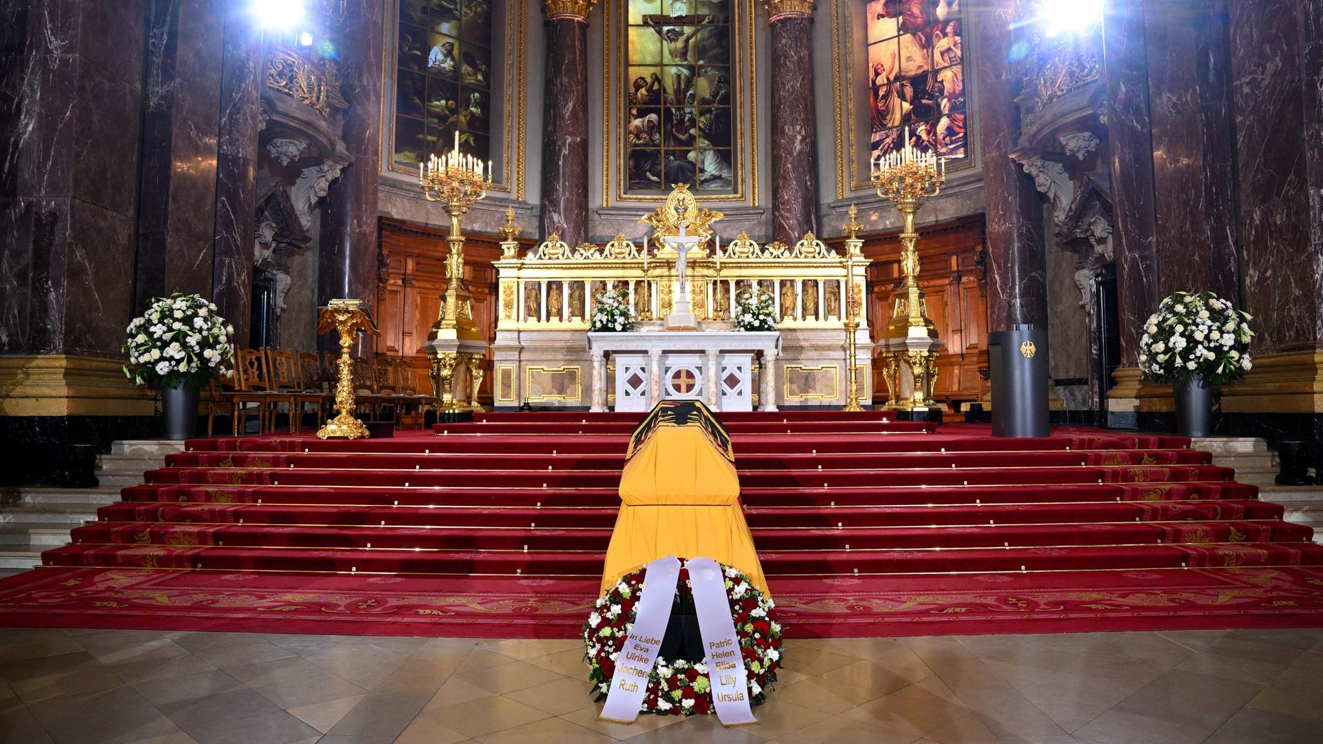 Berlin: Unter einer Flagge mit Bundesadler liegt der Sarg des verstorbenen ehemaligen Bundespräsidenten Horst Köhler vor Beginn eines Trauergottesdienstes und Staatsaktes im Berliner Dom.