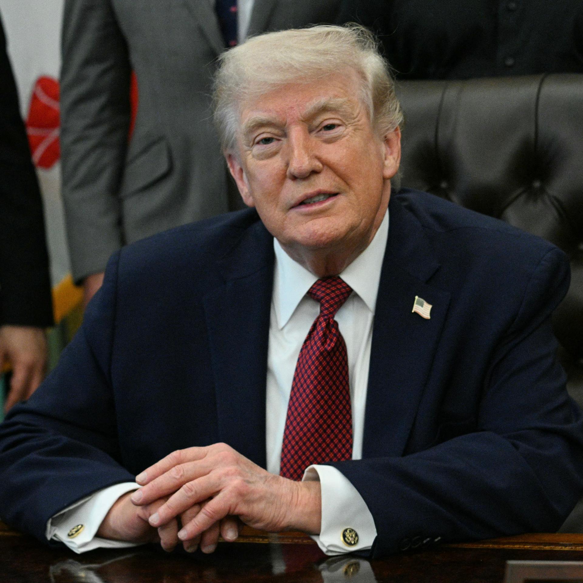 US-Präsident Donald Trump sitzt an seinem Schreibtisch im Oval Office des Weißen Hauses in Washington.