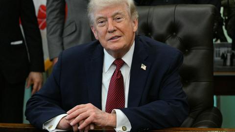 US-Präsident Donald Trump sitzt an seinem Schreibtisch im Oval Office des Weißen Hauses in Washington.