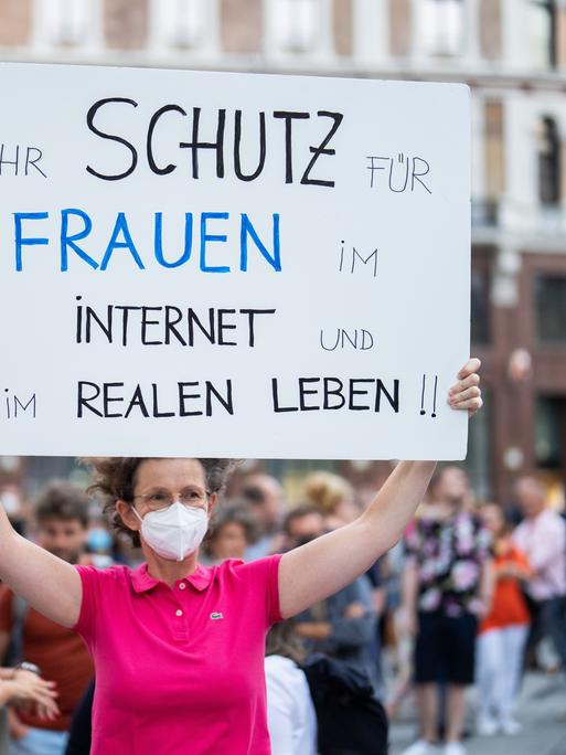 Auf einer Gedenkveranstaltung in Wien für die Ärztin Lisa-Maria Kellermayr hält eine Frau ein Plakat hoch mit der Aufschrift: "Mehr Schutz für Frauen im Internet und im realen Leben".
