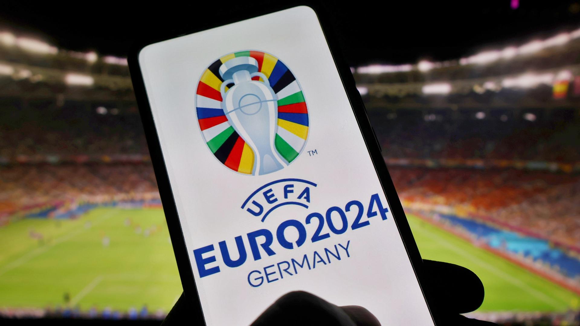 Das Foto zeigt das Logo von der Fußball-EM 2024 auf einem Handy. 