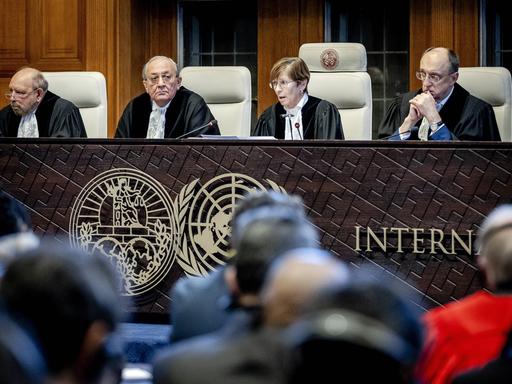 Präsident Donoghue (z.v.r.) und andere Richter des Internationalen Gerichtshofs