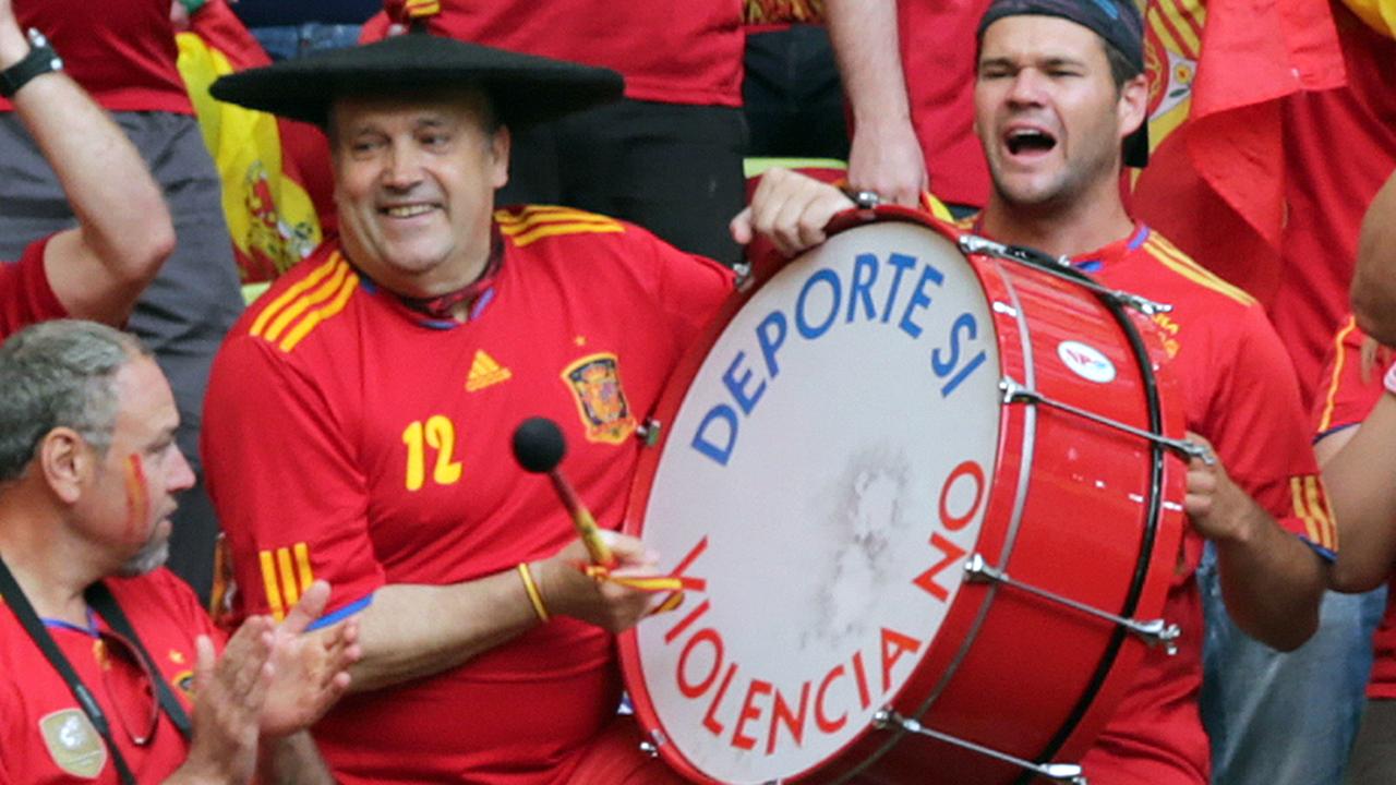 Der spanische Fan Manolo el del Bombo (l) mit seiner Pauke. Darauf auf Spanisch die Worte: Sport, ja. Gewalt nein. Der spanische Fan Manolo el del Bombo (l) mit seiner Pauke. Darauf auf Spanisch die Worte: Sport, ja. Gewalt nein.