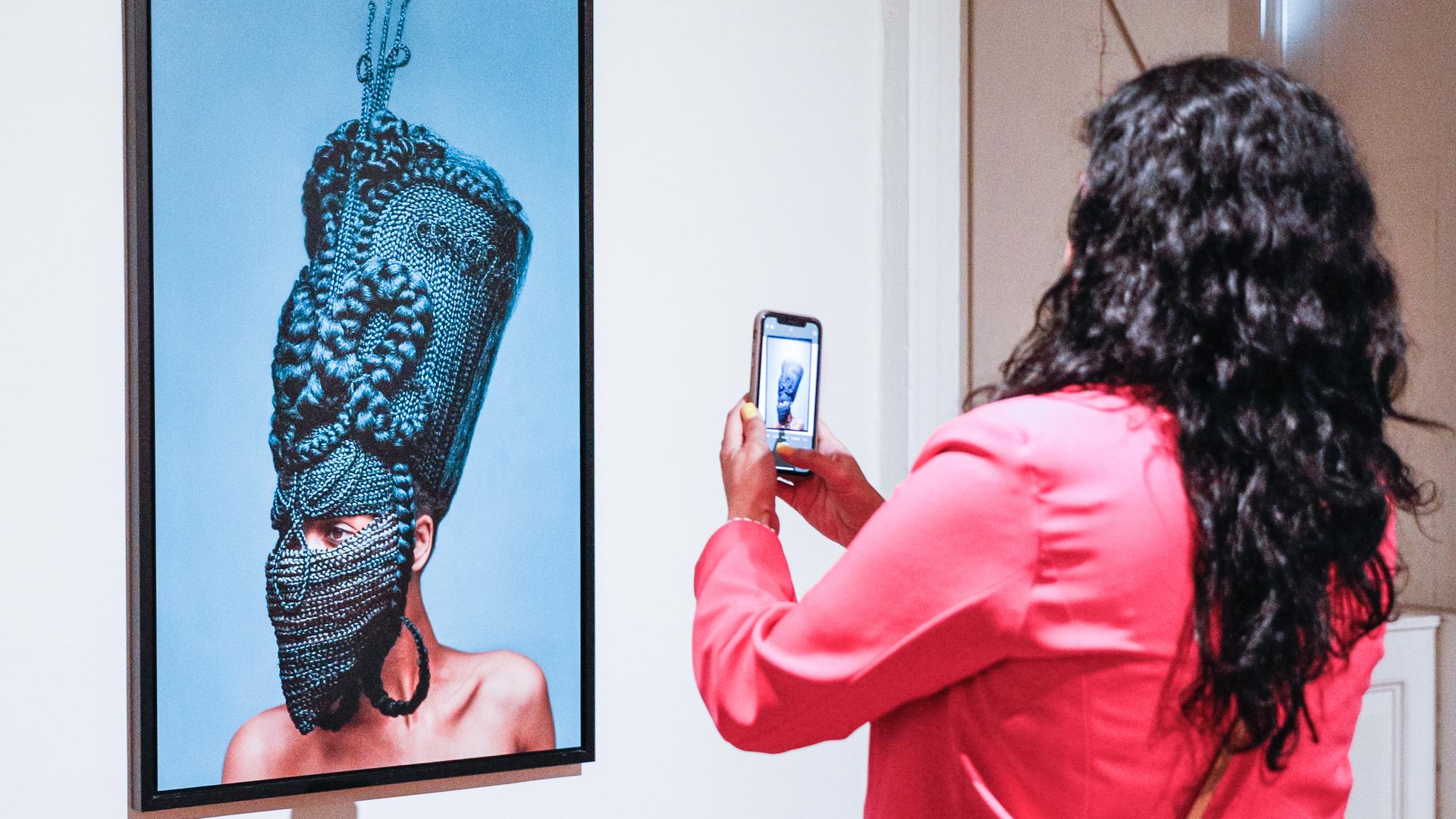 Eine Frau fotografiert ein Bild in der Londoner Ausstellung "Black Venus" mit ihrem Mobiltelefon. 