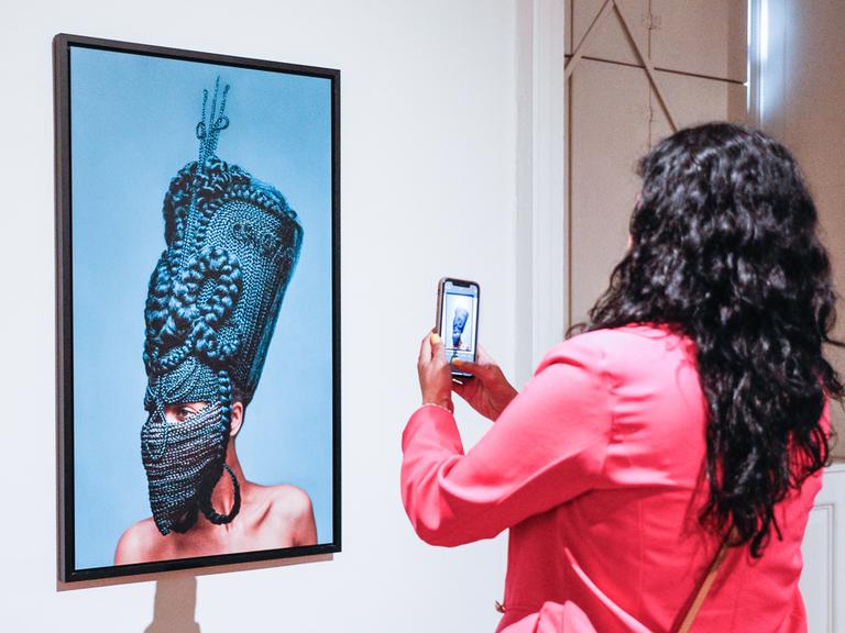 Eine Frau fotografiert ein Bild in der Londoner Ausstellung "Black Venus" mit ihrem Mobiltelefon. 