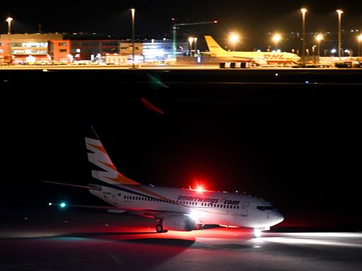 Ein Charterflug mit afghanischen Ortskräften landet am Flughafen Leipzig/Halle.