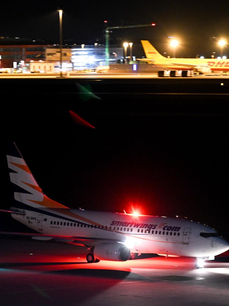Ein Charterflug mit afghanischen Ortskräften landet am Flughafen Leipzig/Halle.