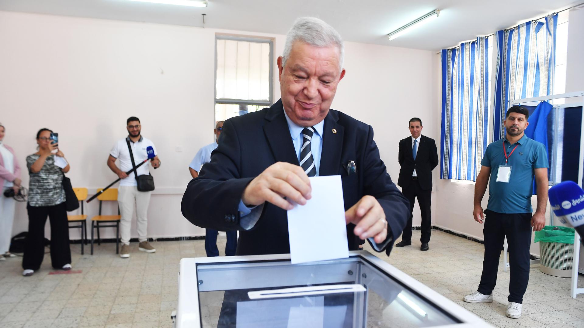 Algerien, Algier: Der Präsident des Nationalrats, Azouz Nasri, gibt in Algier seine Stimme bei den Parlamentswahlen ab.