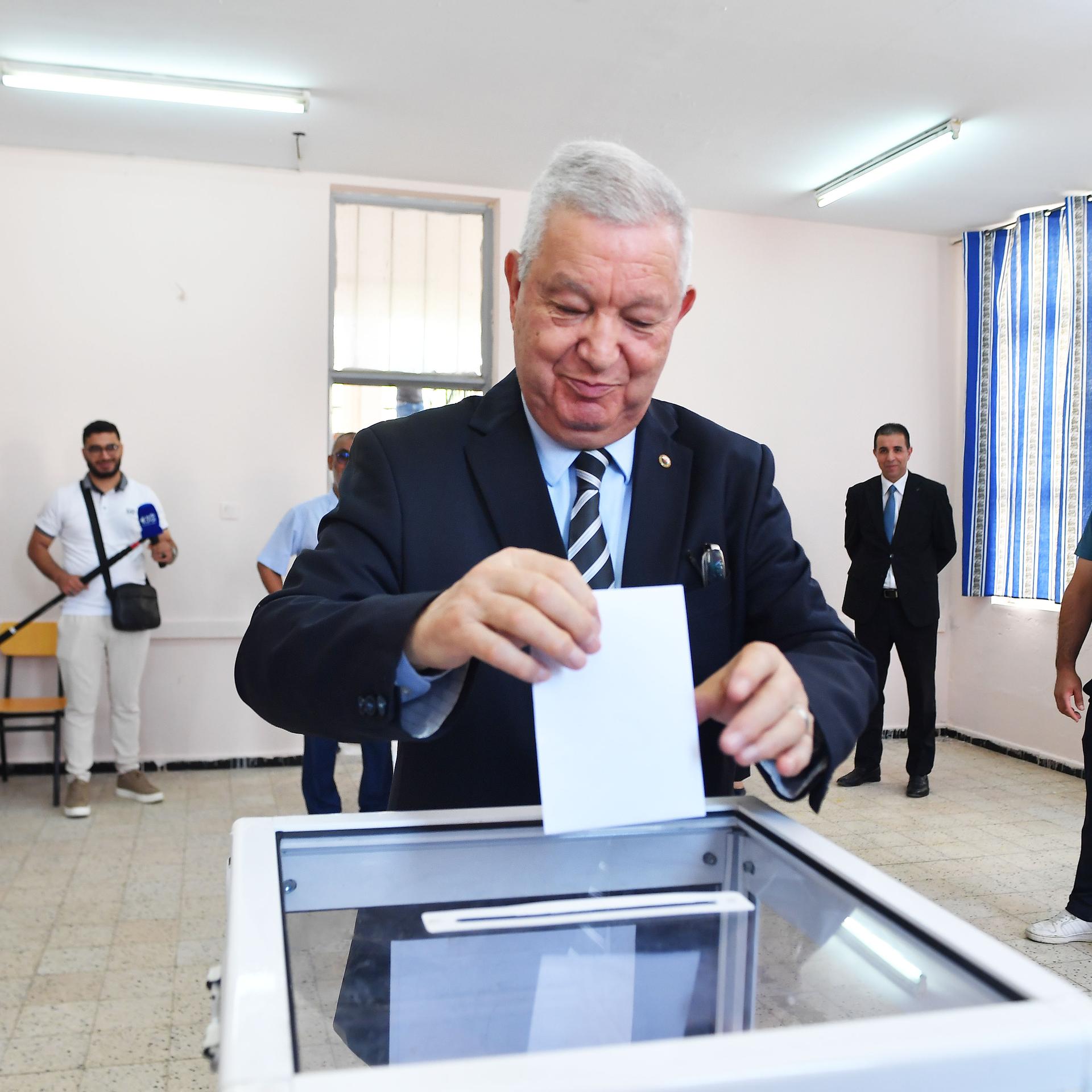 Algerien, Algier: Der Präsident des Nationalrats, Azouz Nasri, gibt in Algier seine Stimme bei den Parlamentswahlen ab.