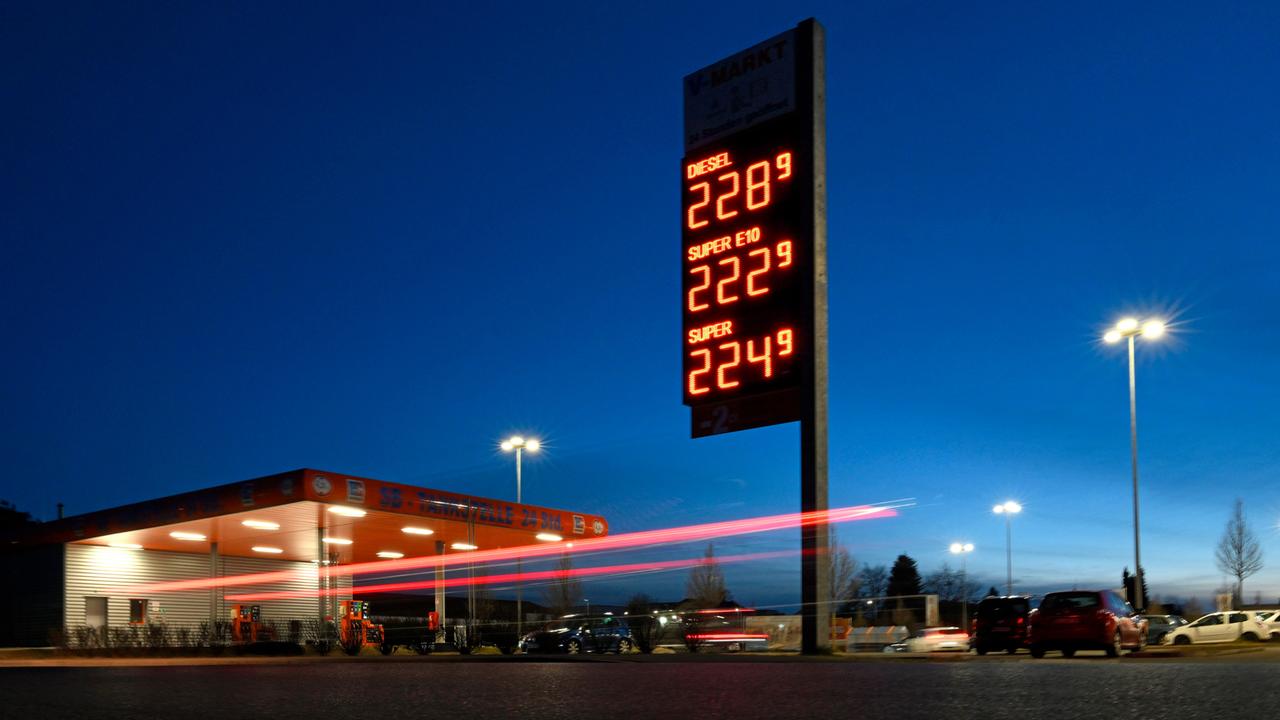 Die Spritpreis-Tafel an einer Tankstelle leuchtet nachts und zeigt hohe Benzin- und Dieselpreise.
