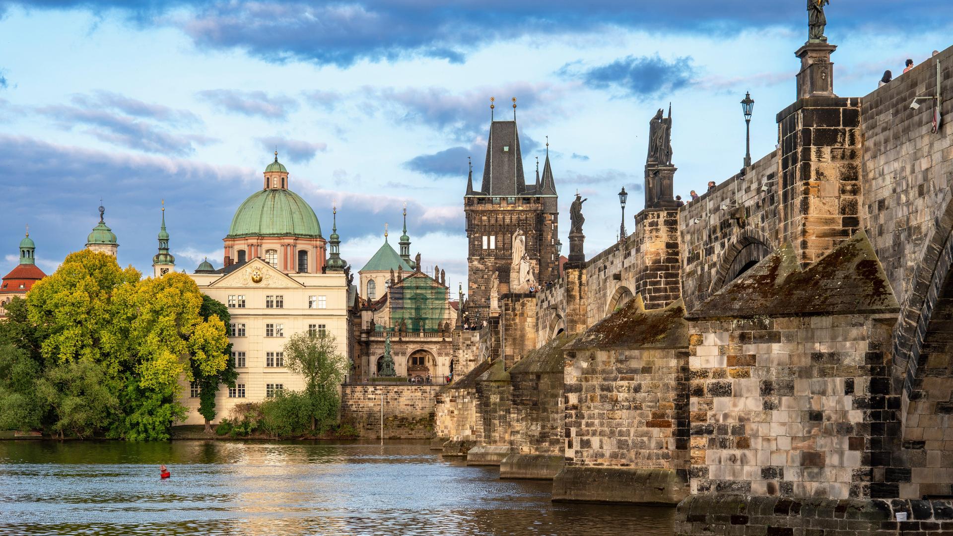 Tschechien: Die Prager Karlsbruecke in der Altstadt ist das Wahrzeichen der Stadt. (Quelle: picture alliance)
