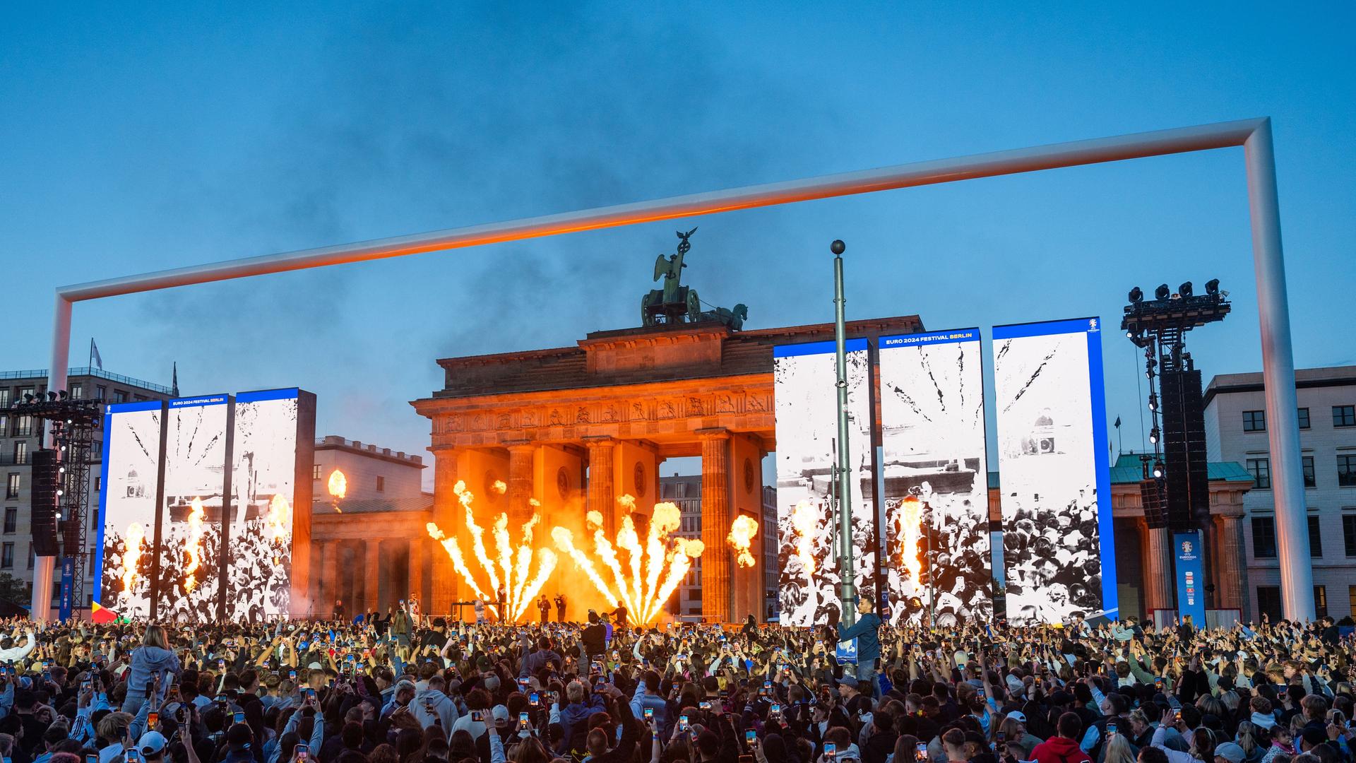 Eröffnungsfeier der Fanmeile für die Fußball-Europameisterschaft am Brandenburger Tor in Berlin. Auf der Bühne wird Feuerwerk gezündet. 