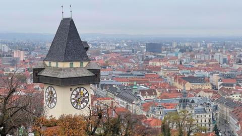 Der Uhrturm von Graz ist das Wahrzeichen der österreichischen Landeshauptstadt in der Steiermark.
