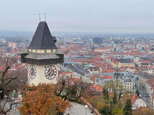 Der Uhrturm von Graz ist das Wahrzeichen der österreichischen Landeshauptstadt in der Steiermark.