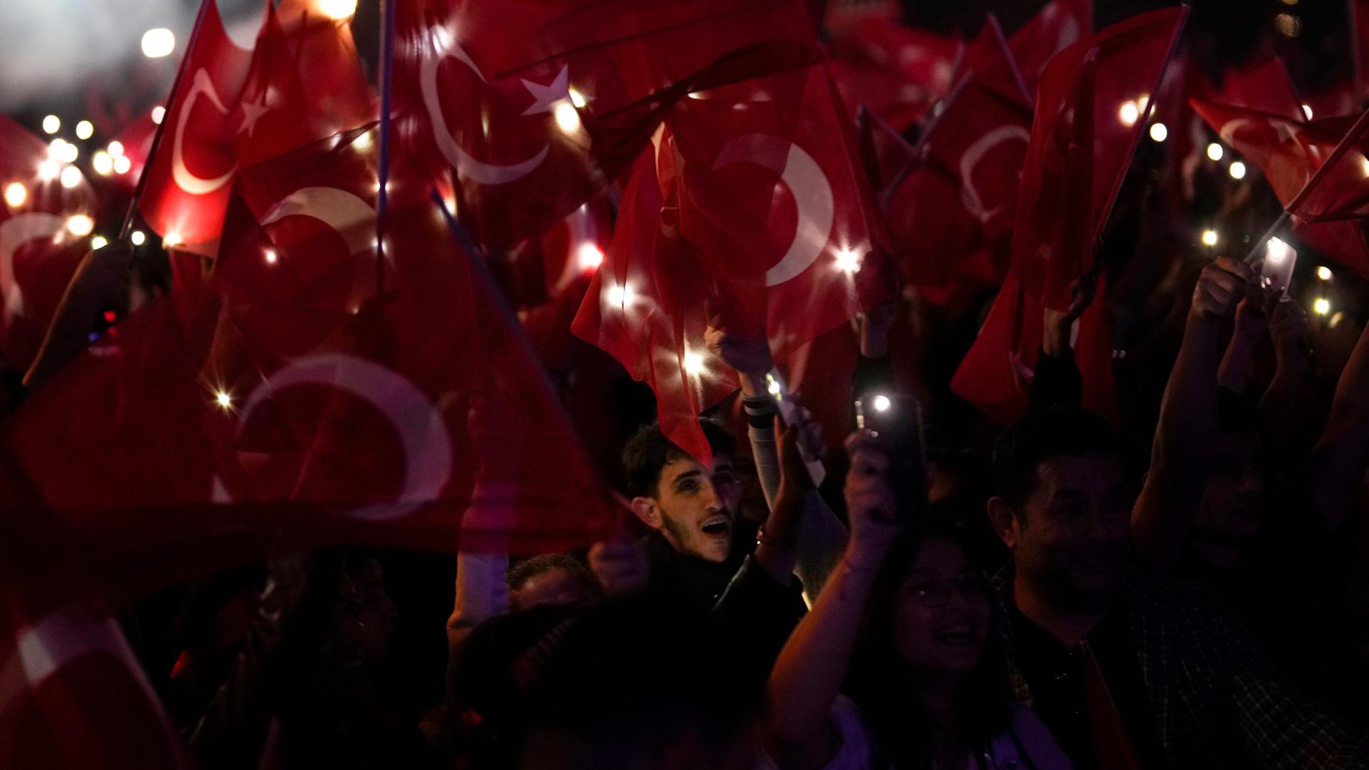 Im türkischen Istanbul versammeln sich Anhänger der Republikanischen Volkspartei (CHP) zum Feiern vor dem Rathaus.