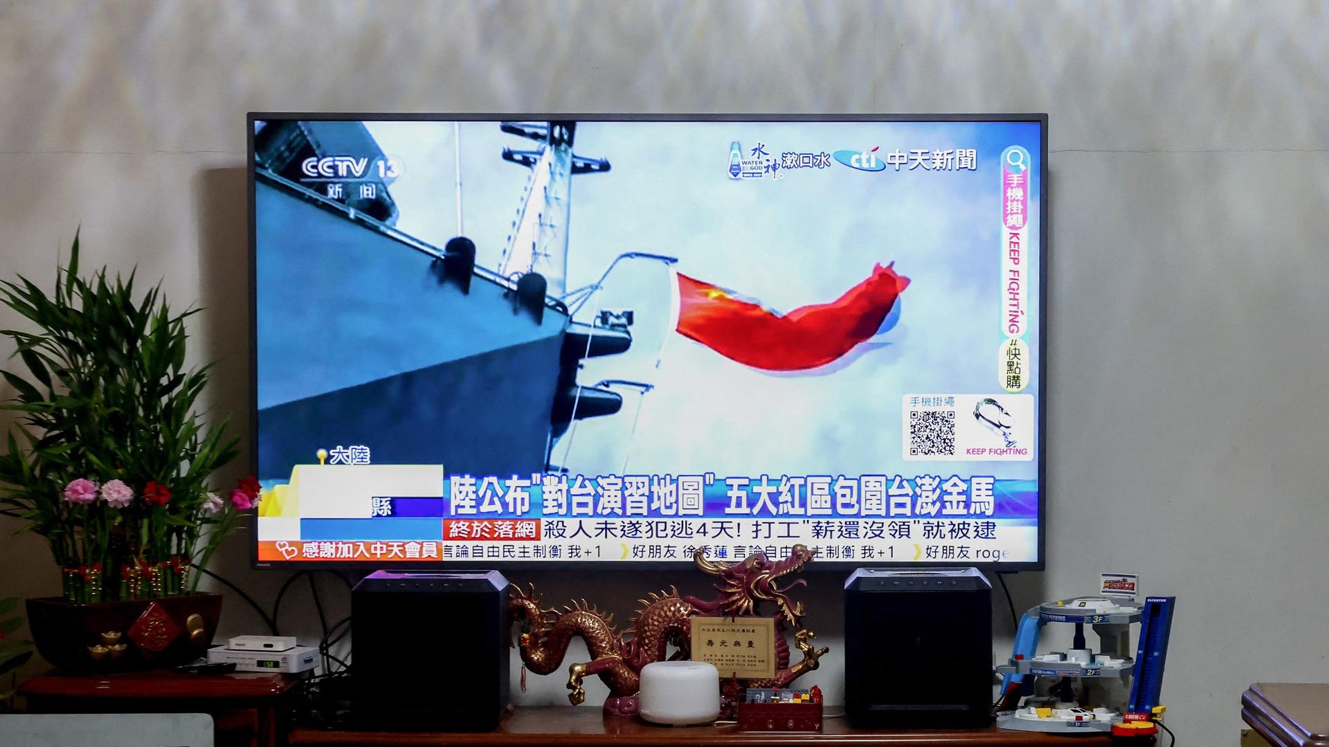 Auf einem Bildschirm sind die chinesischen Nachrichten über das Militärmanöver des Landes rund um Taiwan zu sehen.