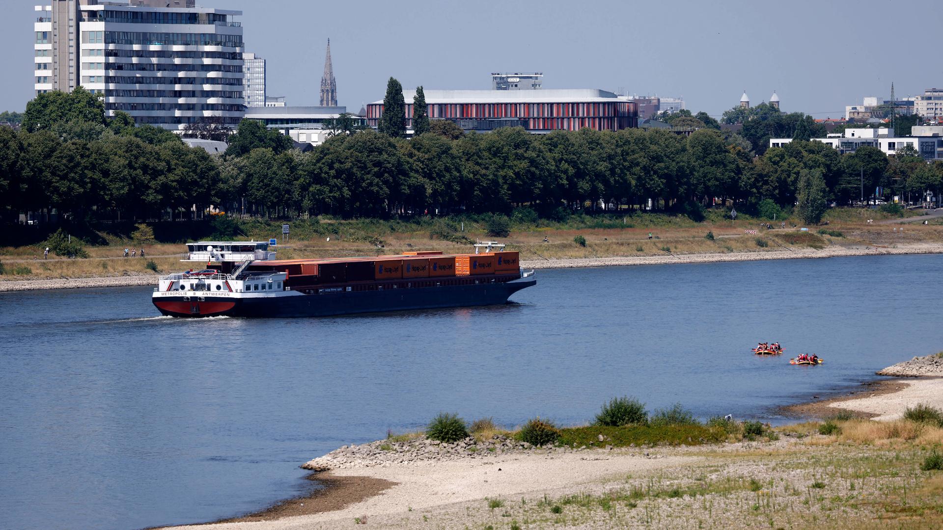 Ein Güterschiff fährt auf dem Rhein.