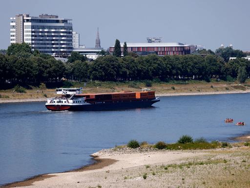 Ein Güterschiff fährt auf dem Rhein. Ein Güterschiff fährt auf dem Rhein.