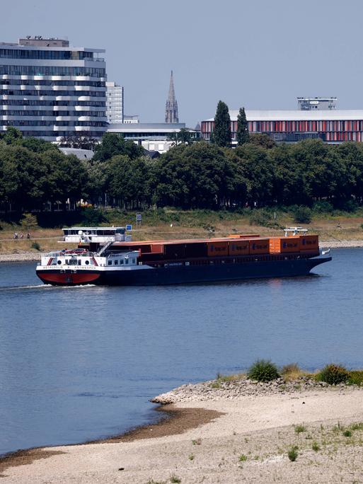 Ein Güterschiff fährt auf dem Rhein. Ein Güterschiff fährt auf dem Rhein.